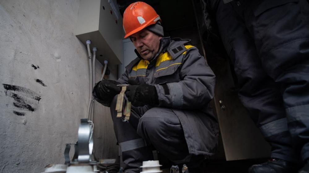 Workers from the Ukrainian energy company DTEK perform repairs at an electrical substation in Kyiv, Ukraine, 21 January 2026, amid the Russian invasion.
