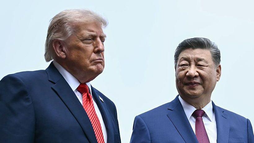 Trump and Xi stand next to eachother