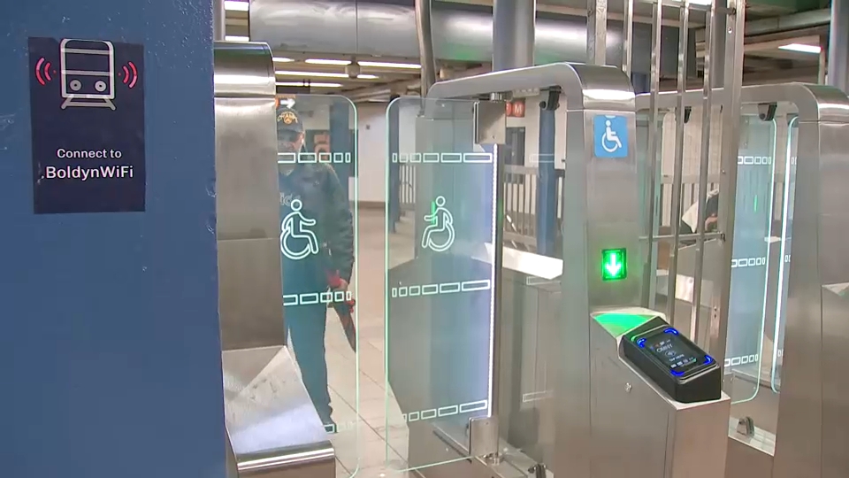 19917939 100726 wabc subway modern gate img