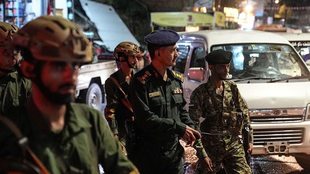 File photo showing security forces of Yemen's internationally-recognised government patrolling a street in Taiz city (27 September 2026)